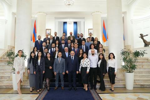 رئيس الوزراء نيكول باشينيان يستقبل المشاركين في برنامج "إي كوردز" المخصص للمشتركين من الشتات الأرمني في العمل بدوائر الدولة الأرمنية