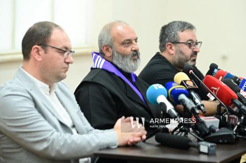 "Vatan için Tavuş" hareketinin lideri Başpiskopos Bagrat Galstanyan'ın basın toplantısı