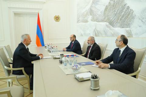رئيس الوزراء نيكول باشينيان يستقبل سفير  ألمانيا لدى أرمينيا فيكتور ريختر وبحث عدّة قضايا