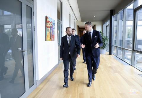 Conversación privada entre Ararat Mirzoyan y Gabrielius Landsbergis en el Ministerio de Asuntos Exteriores de Lituania