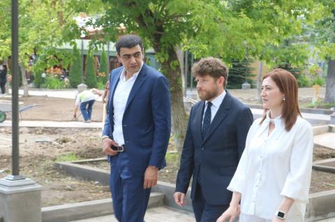 رئيس بلدية  مدينة كوريس أروش أروشانيان يستقبل السفير الفرنسي بأرمينيا أوليفييه ديكوتيغني ويقومان بجولة في المدينة