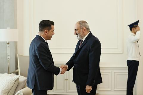 Primer ministro de Armenia recibió al embajador de Brasil en Armenia