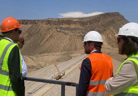 L'Ambassadeur de France avec l'Agence française de développement visitent le chantier du barrage  de Vedi