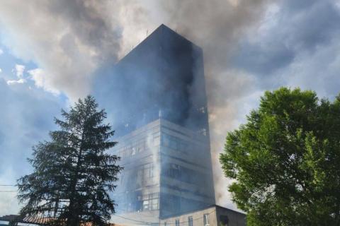 Восьмиэтажное административное здание загорелось в подмосковном Фрязине