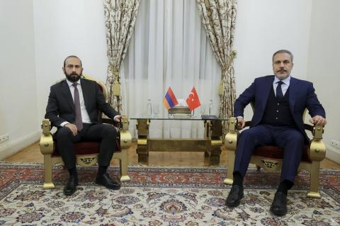 Ararat Mirzoyan y Hakan Fidan mantuvieron una conversación telefónica