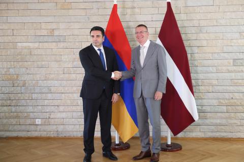 Le président du Parlement arménien et la présidente de la Lettonie discutent des relations entre l'Arménie et l'UE
