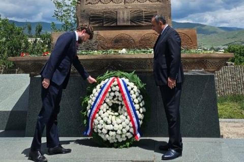L'Ambassadeur de France a visité la ville de Spitak et s'est recueilli au monument qui honore la mémoire des victimes du séisme