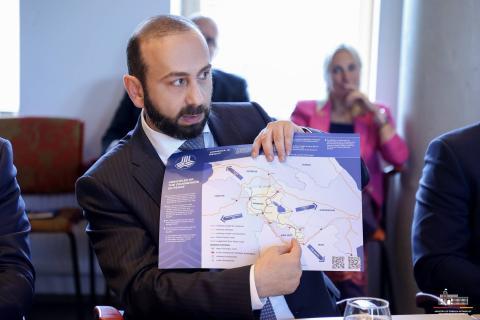 Ararat Mirzoyan participates in a discussion at ICDS