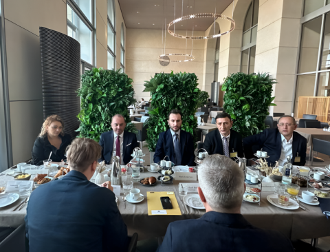 أعضاء مجموعة الصداقة الأرمنية الألمانية يلتقون رئيس لجنة العلاقات الخارجية بالبوندستاغ مايكل روث على مائدة إفطار