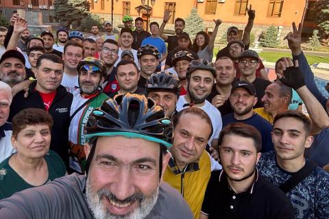 Никол Пашинян совершил очередную групповую велопрогулку по улицам Еревана