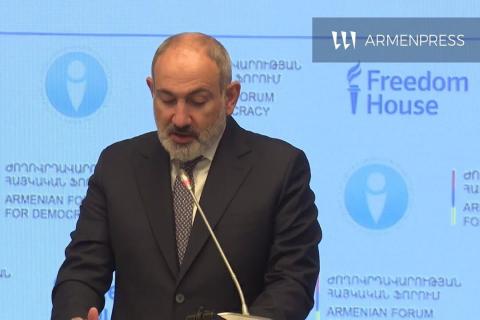尼科尔·帕希尼扬在参加亚美尼亚民主论坛