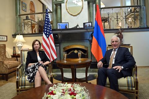 رئيس الجمهورية فاهاكن خاتشاتوريان يزور مقر إقامة سفيرة الولايات المتحدة لدى أرمينيا كريستينا كوين وينقل التهاني بمناسبة عيد الاستقلال الأمريكي