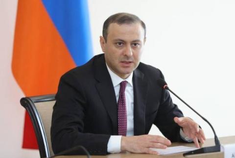 دبیر شورای امنیت معتقد است که جمهوری ارمنستان فقط به لطف دموکراسی توانست در برابر فشارها علیه حاکمیت خود مقاومت کند.