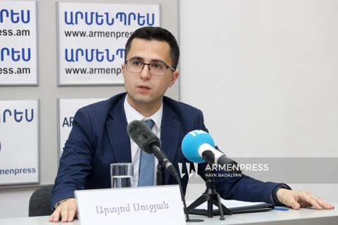 Conferencia de prensa del asesor del ministro de Justicia de Armenia, Artyom Sujyan.