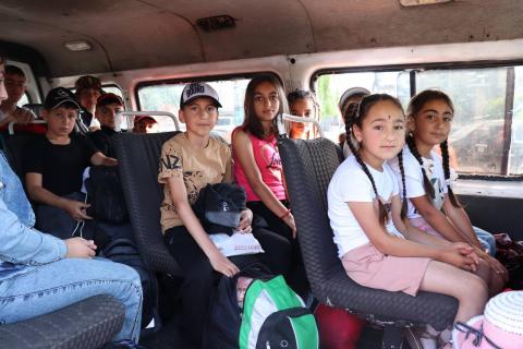 اولین گروه از دانش آموزان استان گغارکونیک به اردویی در استراحتگاه درمانی –تفریحی کودکان «هاسمیک» رفتند