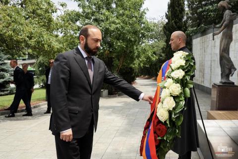 Armenian Foreign Minister lays flowers at the Heroes Square Monument in Tbilisi