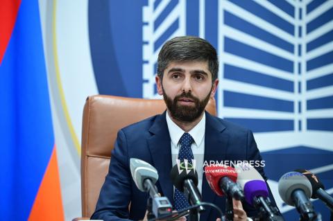 Conferencia de prensa del viceministro de Economía de Armenia, Arman Jojoyan.