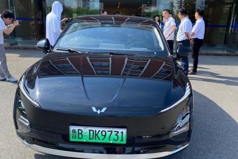 五菱生产无人驾驶汽车——亚美尼亚记者和博主参观了该公司位于青岛的办公室