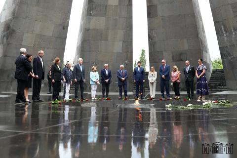 Une délégation conduite par le sénateur américain Roger Wicker visite le complexe commémoratif de Tsitsernakaberd