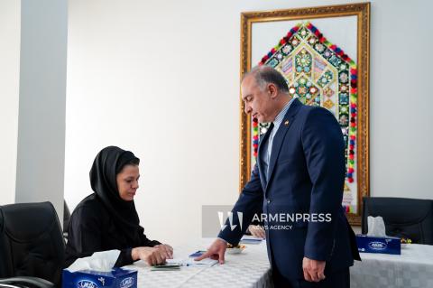 Segunda vuelta de las elecciones presidenciales de Irán en la Embajada iraní.