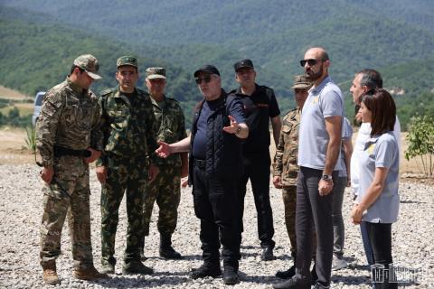 Des parlementaires observent les travaux de fortification dans les zones délimitées du Tavush