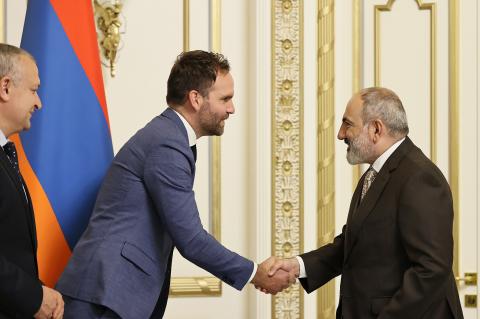 亚美尼亚议会议长阿伦·西蒙尼扬接见荷兰议会代表团
