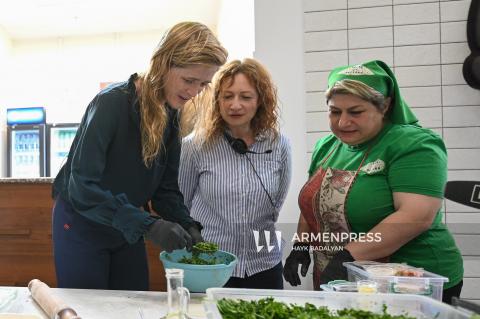 رئيسة وكالة التنمية الأمريكية سامانثا باور تصنع خبز الجينجيال مع نساء لاجئات من آرتساخ-ناغورنو كاراباغ في يريفان
