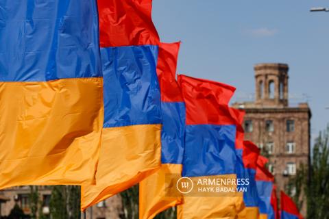 وفقاً لاستطلاعات كالوب الدولية  44.3% من المواطنين يعتبرون أن أرمينيا لا ينبغي أن تكون جزءاً من أي تحالف دولي ويجب أن تكون محايدة