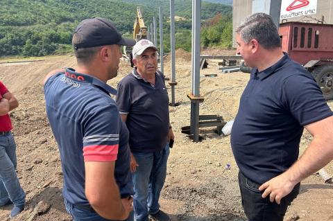 Gnel Sanosyan sigue el avance de la construcción de la nueva carretera en Kirants
