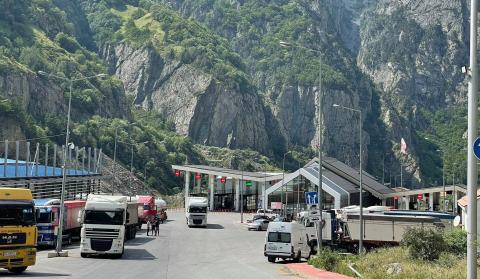 У КПП “Верхний Ларс” в очереди стоят 2 608 грузовых машин, ожидающих пересечения границы Грузии