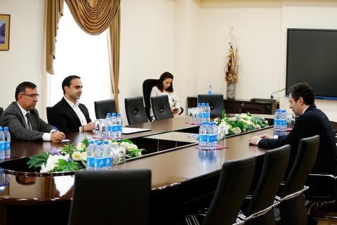 Ereván está dispuesta a implementar proyectos de cooperación con la capital de Grecia