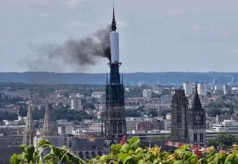 Ֆրանսիայում այրվում է գոթական հայտնի տաճարներից մեկը