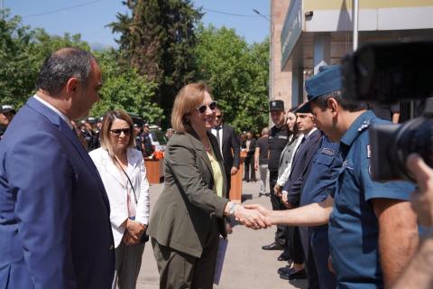 الولايات المتحدة ملتزمة بالعمل مع أرمينيا على إصلاح هياكل إنفاذ القانون-السفيرة الأمريكية تلتقي وزير الداخلية الأرمن في مقاطعة سيونيك-