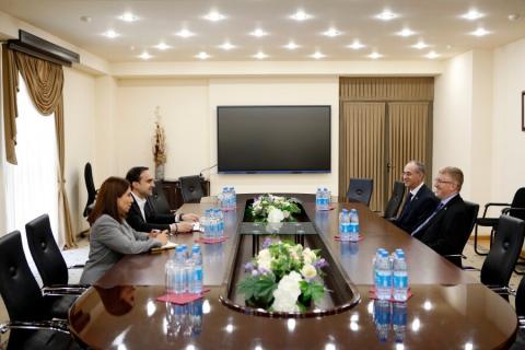 Мэр Еревана принял посла Канады в Армении