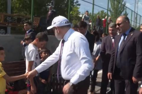 نخست وزیر جمهوری ارمنستان از در محل با روند آسفالت کاری شهر اشتراک آشنا شد و از ورزشگاه نوساز شهر بازدید کرد