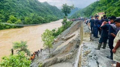 В Непале оползень смыл в реку два автобуса: спасатели ищут почти 70 человек