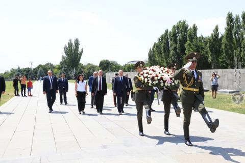 Gürcistan Savunma Bakanı, Ermeni Soykırımı kurbanlarının anısına saygı duruşunda bulundu