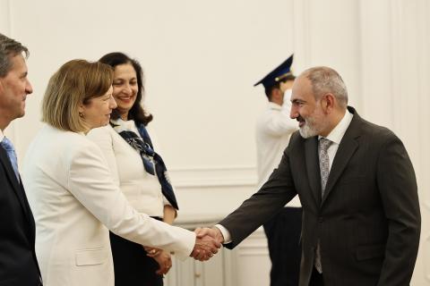 رئيس الوزراء نيكول باشينيان يستقبل نائبة وزير الخارجية الأمريكي أوزرا زيا وبحث عدة ملفات