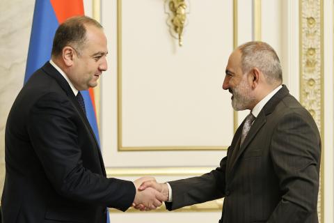رئيس الوزراء الأرمني نيكول باشينيان يستقبل وزير الدفاع الجورجي إيراكلي تشيكوفاني وبحث التعاون