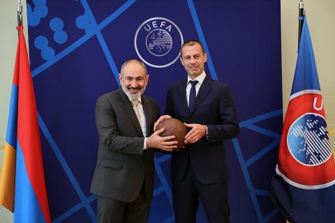 رئيس الوزراء نيكول باشينيان يجتمع مع رئيس الاتحاد الأوروبي لكرة القدم ألكسندر تشيفيرين ببرلين الذي يؤكد دعمه لاستضافة أرمينيا لكأس العالم للشباب