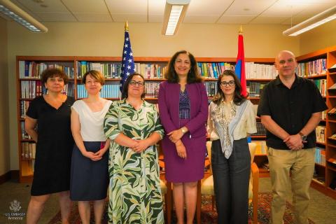 معاون وزیر امور خارجه ایالات متحده آمریکا با رهبران جامعه مدنی در ارمنستان دیدار کرد