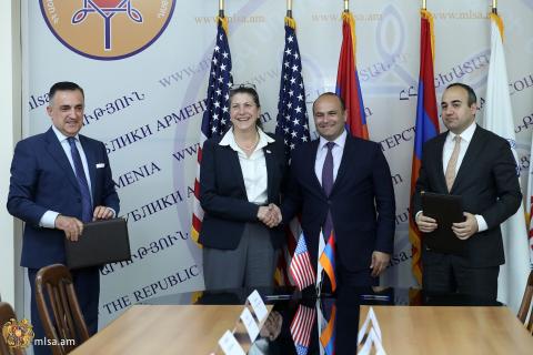 Narek Mkrtchyan y Erin MeKi firmaron un acuerdo para la implementación del programa de viviendas para desplazados de Nagorno Karabaj