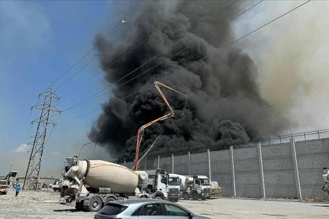 В Турции уже четвертый день горит бумажный завод