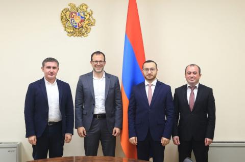 وزير صناعة التكنولوجيا الفائقة الأرمني مخيتار هايرابتيان يناقش التعاون مع رئيس شركة "National Instruments" آلان سولومون