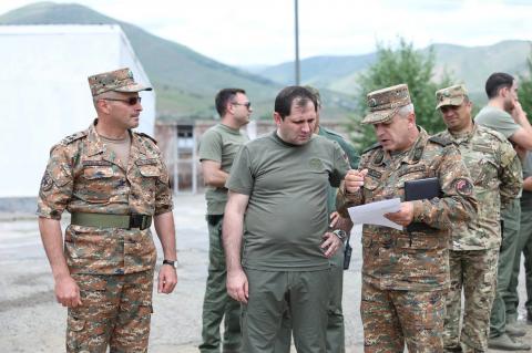 Министр обороны Армении наблюдал за процессом аттестации очередной группы офицеров в одной из воинских частей