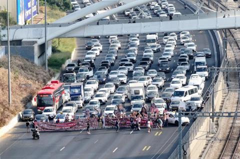 Hostages’ relatives block Tel Aviv highway