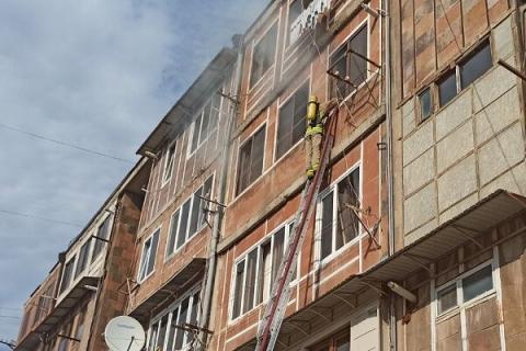 Հրշեջ-փրկարարները Արմավիր քաղաքում բնակարանի հրդեհ են մարել, 3 քաղաքացի տարհանվել է