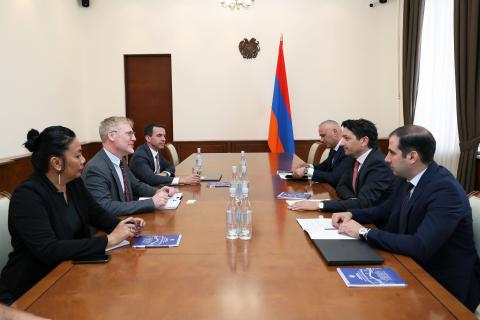 وزیر دارایی جمهوری ارمنستان و معاون مدیر اجرایی بانک توسعه آسیایی به بررسی موضوع تامین مالی ساخت قطعه سیسیان - کجاران کریدور شمال - جنوب پرداخته اند