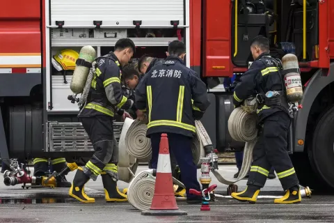 At least six killed in China shopping center fire