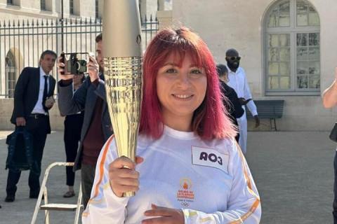 Tiradora Elmira Karapetyan participó en el encendido de la antorcha de los Juegos Olímpicos